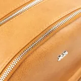 Mochila color habano de cuero sintético con cierre superior y bolsillo frontal con cierre. Tiene un bolsillo interno con cierre y herrajes plateados. Cuenta con dos correas ajustables para los hombros y una manija superior.