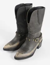 Botas tejanas de caña media color negro con detalles en dorado, hechas de cuero vegano y con correa con hebilla y tachas de estrella.
