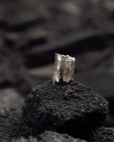 Anillo ancho de plata 925 con textura irregular y diseño abierto.