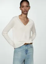 Sweater rojo de punto fino con cuello en V y mangas largas.