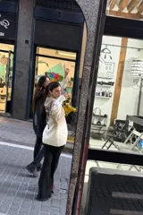 Buzo de tejido de punto color beige claro, de corte holgado y cuello redondo. Presenta un estampado grande en la espalda con texto en negro: "NO ME APURES, ESTOY CHILL".