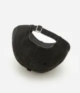 Gorra de sarga de algodón color negro con efecto desgastado y deshilachado en el borde de la visera y en la corona. Presenta dos argollas metálicas plateadas colgando del lateral de la visera.