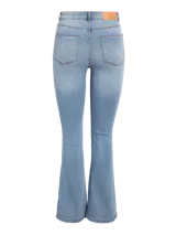 Pantalón de jean celeste de corte acampanado y cintura alta.