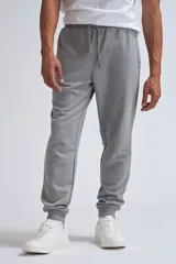 Pantalón de jogging gris melange con cintura elástica y puños ajustados.