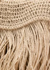 Bolso de mano tipo clutch color beige, tejido en fibra natural con flecos.