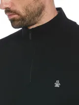 Sweater negro de algodón tipo cachemira, con cuello acanalado con cierre de un cuarto y logo de pingüino bordado en el pecho.
