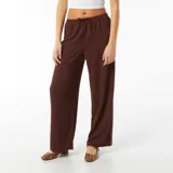 Pantalón ancho de punto crepé color marrón con cintura elástica ajustable con cordón.