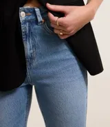Pantalón de jean skinny de tiro alto, color celeste claro.