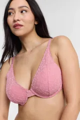 Soutien armado color rosa con copas y aro, tela flock con estampado animal print.