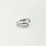 Anillo de plata 925 con diseño moderno de doble banda y dos circonias engarzadas.
