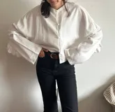Camisa blanca con volados grandes en la espalda y mangas.