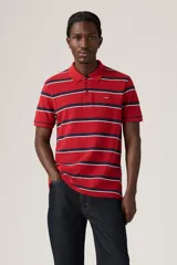 Chomba de hombre marca Levi's, a rayas horizontales rojas, blancas y azules, con cuello polo y logo bordado en el pecho. Corte clásico.
