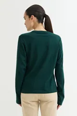 Remera verde oscuro de algodón, de manga larga y corte recto.