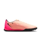 Championes de fútbol Nike Phantom Gx Ii Academy Tf, color salmón con detalles en fucsia y logo en negro.