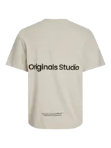 Camiseta color crema de manga corta y cuello redondo con estampado en la espalda que dice 'Originals Studio' y 'Brought to you by Org Dept. Designed in Copenhagen'.