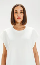 Remera blanca oversize de algodón con mangas cortas y cuello redondo.