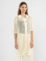 Camisa larga negra de punto calado con cuello camisero, manga tres cuartos y cierre frontal con botones.