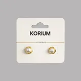 Aros dorados con perla blanca central.