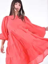 Vestido suelto de diseño holgado con mangas abullonadas y detalles de volantes.