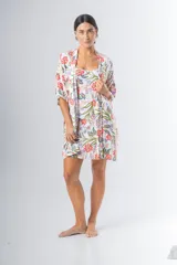 Bata kimono corta de algodón estampado con flores rojas, violetas y verdes. Tiene mangas al codo y lazo de ajuste en la cintura.