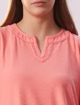 Blusa celeste en tejido piqué, marca Ruby Rd. Cuello a la base y escote en V. Manga corta amplia.