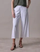 Pantalón crop de lino estampado con hojas en tonos verdes y azules. Tiene pretina trasera elastizada y bolsillos delanteros.