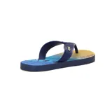 Chanclas de playa Mormaii con base estampada con motivos tropicales en tonos celeste, azul, amarillo y naranja. Tiras de goma azul marino con logo de la marca en amarillo.