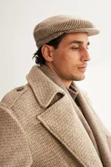 Boina marrón de lana fina uruguaya 100% natural sin teñir, con visera.