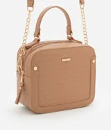 Bolso camera bag transversal mediano color beige, con cierre de cremallera, correa de mano y asa larga con detalle de cadenas desmontables.