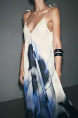Vestido midi de tirantes finos ajustables, confeccionado en ramio color blanco con estampado abstracto en tonos azules.