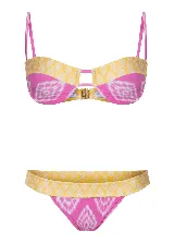 Traje de baño de dos piezas, marca Blueman. El corpiño es de corte triangular con estampado tie dye en tonos rojo y negro, con tirantes finos. La bombacha es tipo colaless con estampado tie dye en tonos rojo y negro, con tirantes finos.