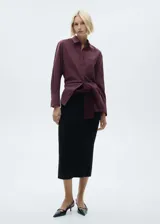 Falda midi negra de punto con goma elástica en la cintura y diseño lápiz.