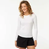 Camiseta blanca de manga larga con cuello redondo.