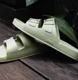 Sandalia vegana de color verde menta, diseñada para brindar comodidad con curvas de apoyo para los pies.