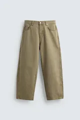 Pantalón de jean color verde oliva, corte balloon fit, con cinco bolsillos, efecto lavado y costuras giradas hacia adelante.