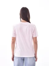Remera blanca con estampado de dos tigres rojos enfrentados y texto en chino.