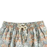 Short de baño para hombre con estampado floral en tonos celeste, naranja y blanco. Tiene elástico en la cintura, cordón ajustable, tres bolsillos y mesh interior hipoalergénico.
