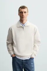 Sudadera azul marino de cuello alto con cierre frontal de cremallera, corte relaxed fit, manga larga y terminaciones en rib.