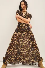 Vestido largo de viscosa georgette con estampado animal print de leopardo. Presenta escote en V, mangas amplias al codo, elástico y frunces en la cintura. Incluye un viso a tono con breteles regulables y puntilla en el escote.