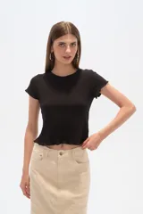 Remera negra de algodón con punto canalé, corte entallado y cuello a la base.
