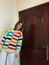 Sweater de lana merino con cuello redondo y diseño con motivos geométricos en tonos azul, marrón, naranja, verde y beige.