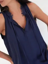 Musculosa color verde militar con cuello redondo y lazo marrón en el escote.