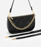 Bolso baguette pequeño color crema, confeccionado en cuero sintético con textura matelaseada en forma de rombos. Presenta correa corta al hombro y detalle de cadena dorada en el frente.