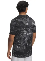 Remera deportiva negra con estampado abstracto en tonos grises.
