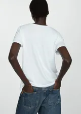 Remera negra de manga corta con cuello en V.