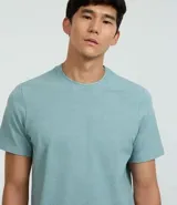 Remera celeste de corte recto, cuello redondo y mangas cortas.