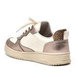 Championes deportivos blancos con detalles en beige y estampado animal print en el talón.