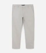 Pantalón de vestir color gris claro, de corte slim fit y largo cropped.