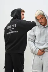 Canguro negro con capucha, cordones ajustables y bolsillo tipo canguro. Estampado frontal con el logo de la marca 'Brokers Wear' y la frase 'Good Time Makers'.