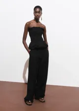 Top strapless negro con cuerpo fruncido y bajo abullonado.